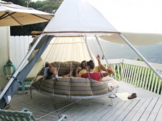 Łóżko wiszące na zewnątrz nowoczesny model w okrągłym kształcie jako namiot bawiący młodzież godzinami