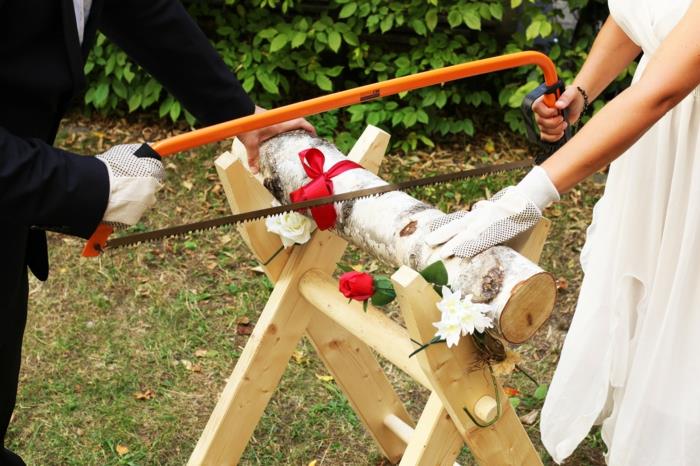 Planification de mariage personnalisé vu un tronc d'arbre