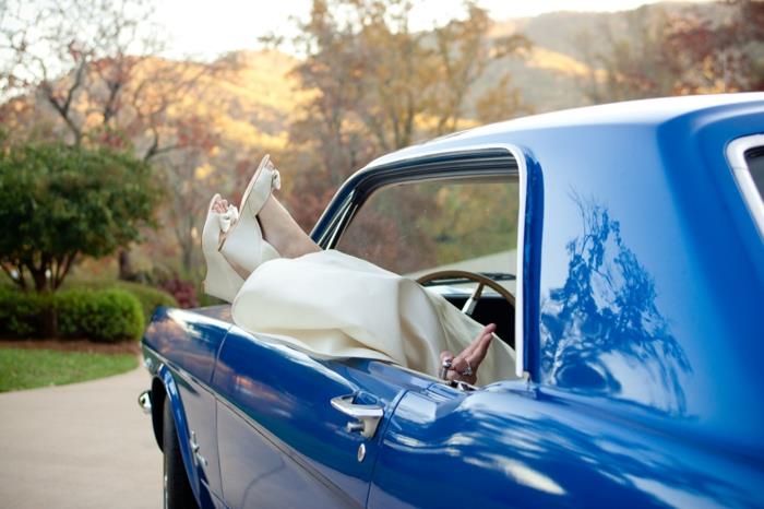 La planification d'un mariage a besoin de quelque chose de voiture bleue