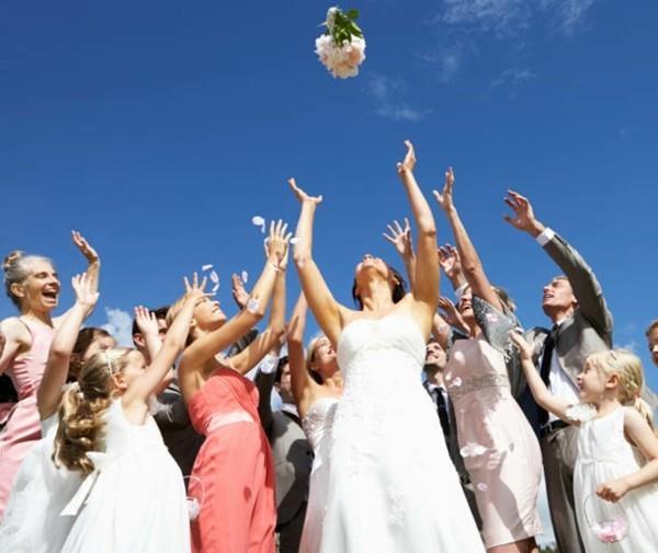 Ślub zwyczaje ślubne poślubią tradycję, aby rzucić bukiet ślubny