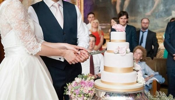 Zwyczaje weselne tort weselny poślubia tradycję