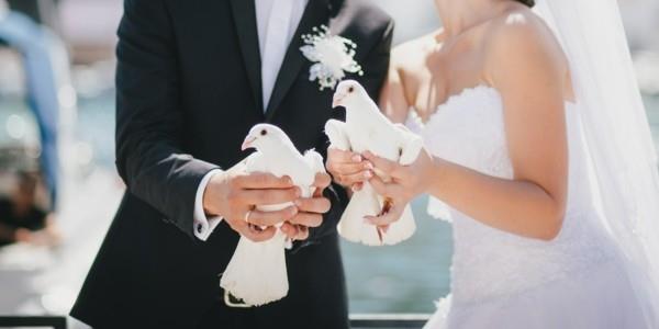 Zwyczaje weselne gołębie weselne poślubiają tradycję