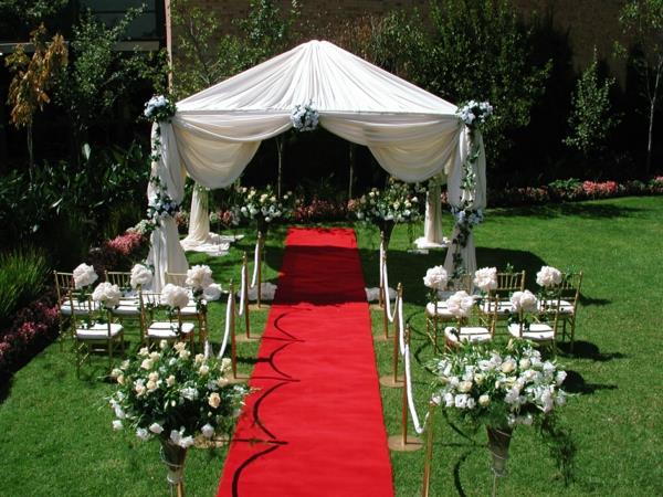 Décoration de mariage tapis rouge décoration florale élégante