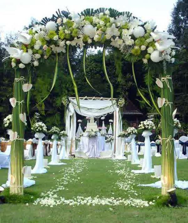 Décoration mariage fleurs blanches décoration florale feuilles vertes