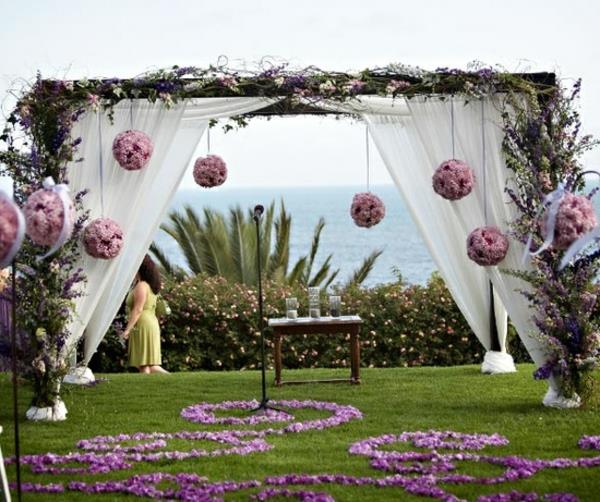 Décorations de mariage arrangements floraux suspendus à des rideaux