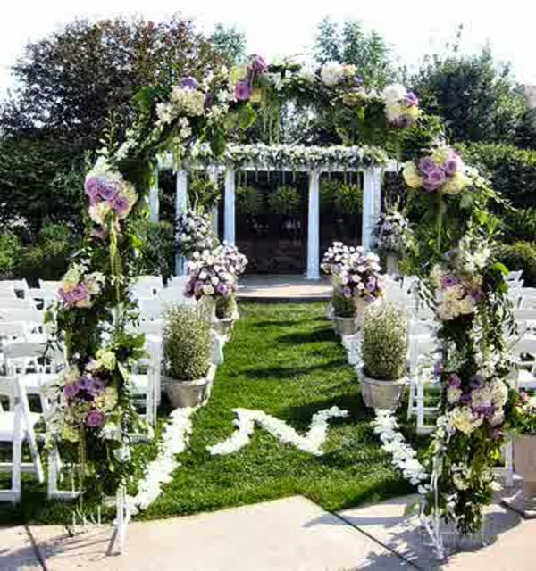 Décoration de mariage avec boucle de décoration florale