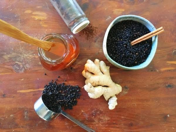 Ingrédients de recette de jus de sureau de baies de sureau de fabrication de sirop de sureau