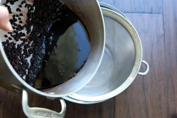 Préparez vous-même le sirop de sureau Tamisez le jus de sureau