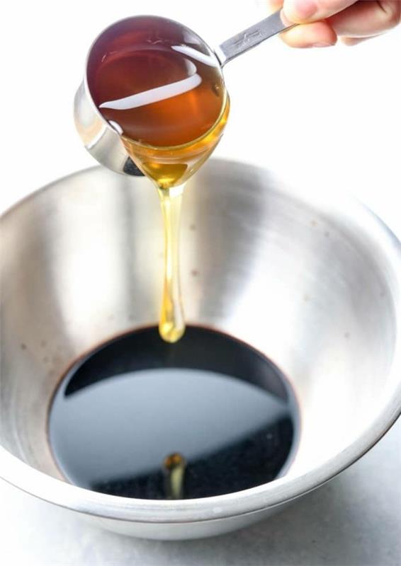 Préparez vous-même le sirop de sureau Ajouter du miel à la recette du sirop de sureau