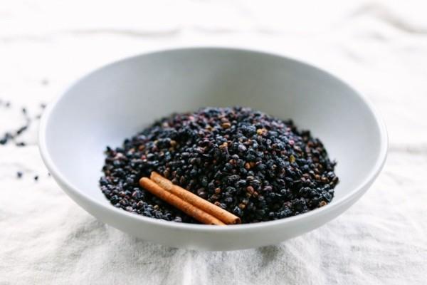 Faites vous-même du sirop de sureau, des baies de sureau séchées et de la cannelle