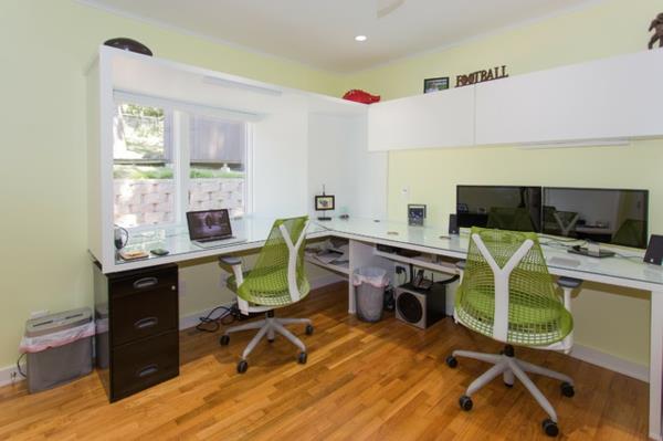 Projekt biura domowego dla dwóch osób przestrzeń do pracy stoły biurowe krzesła