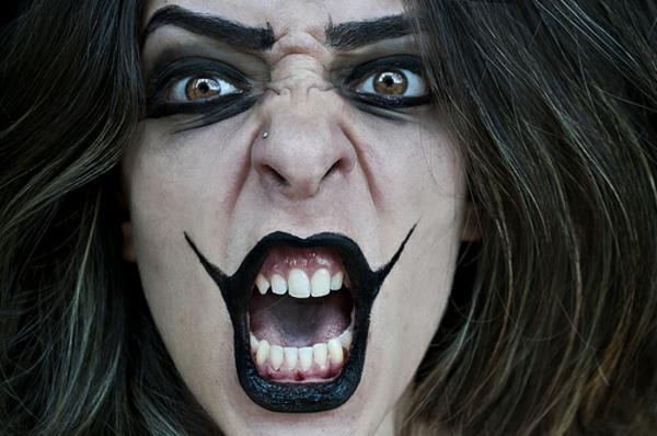 Przerażająca twarz nakładająca makijaż zły Halloween przerażający