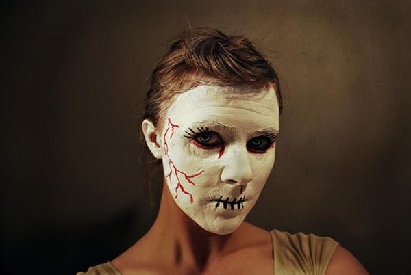 Horrorowe malowanie twarzy na Halloween biały