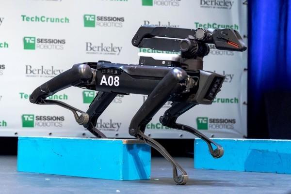 Le robot canin SpotMini de Boston Dynamics arrive bientôt pour s'attaquer aux obstacles du marché
