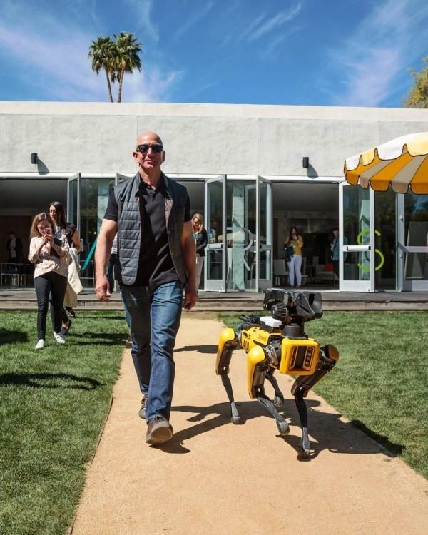 Le robot canin SpotMini de Boston Dynamics arrive bientôt Jeff Bezos avec un chien spot