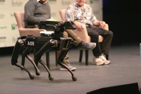 Le robot canin SpotMini de Boston Dynamics arrive bientôt à Robo Hund lors de l'événement