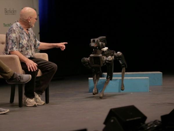 Le robot canin SpotMini de Boston Dynamics arrive bientôt robo Hund surmonte les obstacles