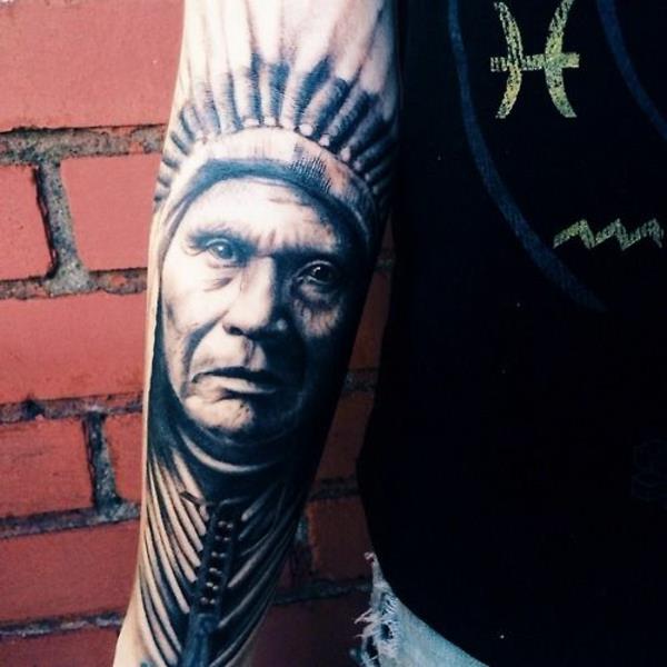 Avant-bras de motifs de tatouage de chef Seattle