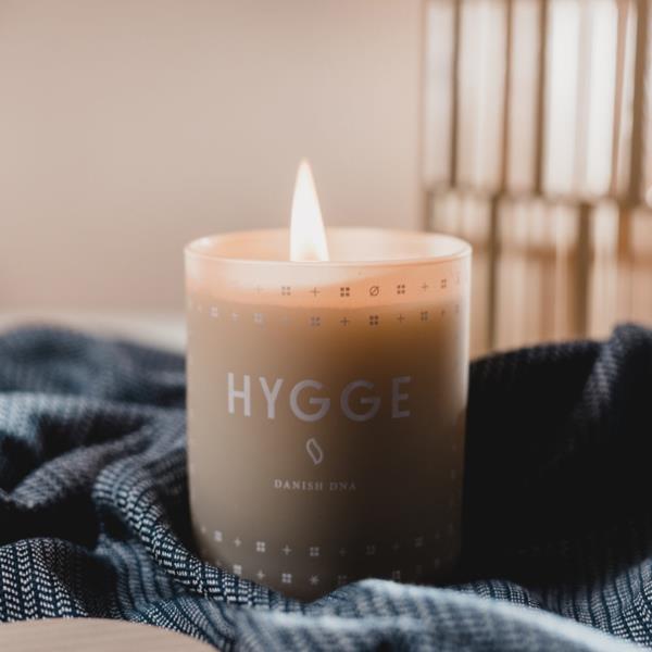 Hygge akcesoria domowe pomysły na świece dla większej przytulności