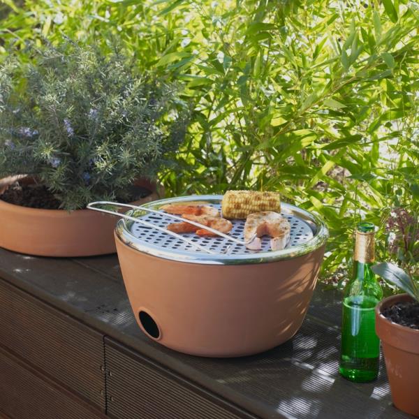 barbecue jardin d'herbes aromatiques dans un balcon idée design barbecue intelligent