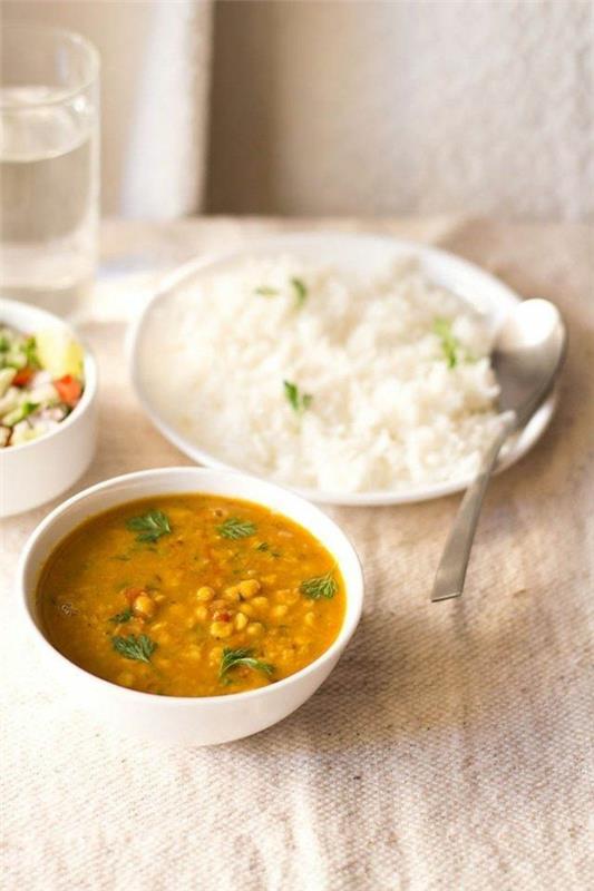 Soupe de lentilles de riz de cuisine indienne de cuisine indienne