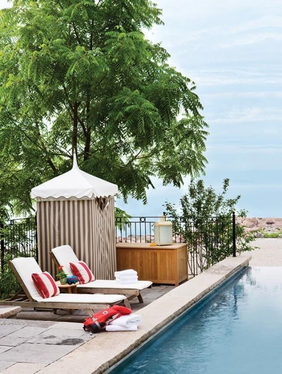 Piscine à débordement relax au bord de l'eau