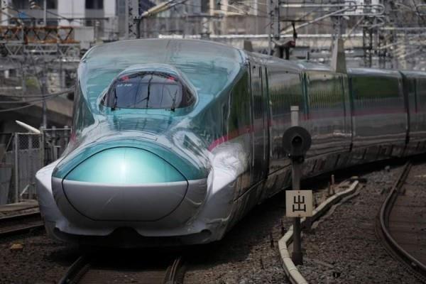 Le Japon teste Alfa-X, le train à grande vitesse le plus rapide au monde la vue frontale du train le plus rapide