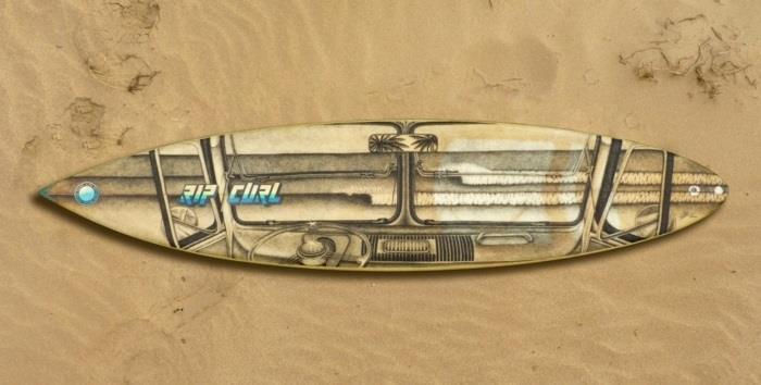 Jarryn Dower Art Design używa starej deski surfingowej jako płótna