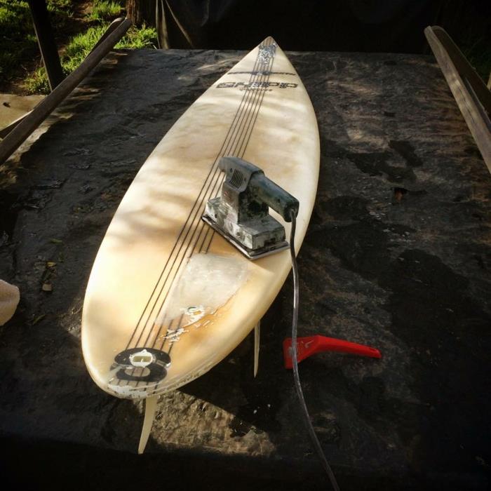 Jarryn Dower Art and Design edytuje starą deskę surfingową
