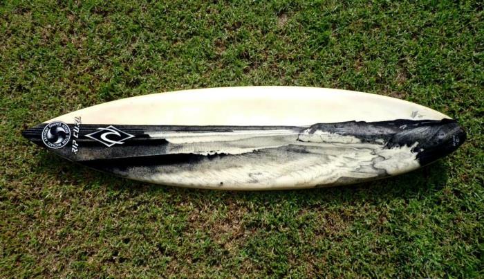 Jarryn Dower Art & Design malowanie deski surfingowej na plaży