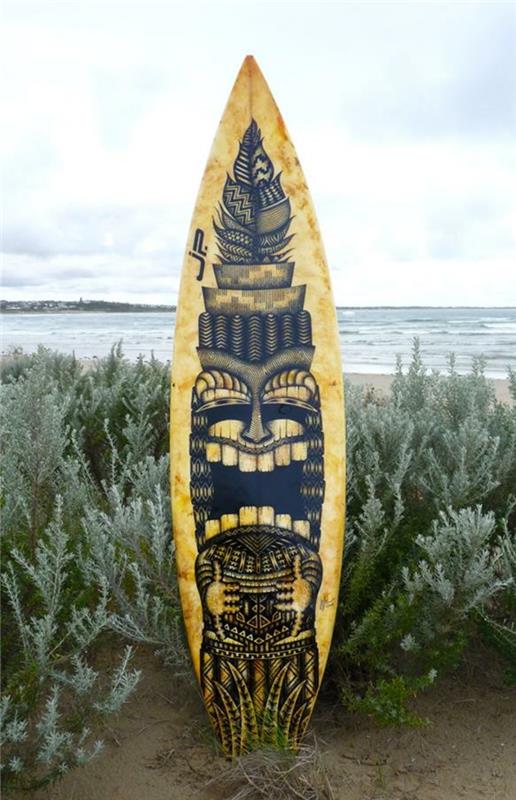 Jarryn Dower Art & Design zamienia starą deskę surfingową w dzieło sztuki