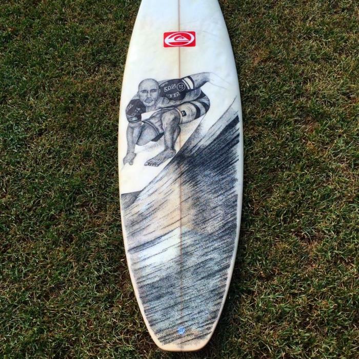 Jarryn Dower Art & Design deska surfingowa rysujący surfer