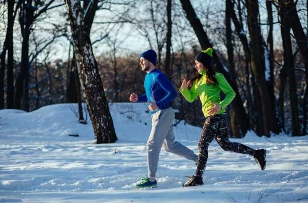 Faire du jogging dans la neige par tous les temps Faire beaucoup de sport Conseils pour mieux dormir