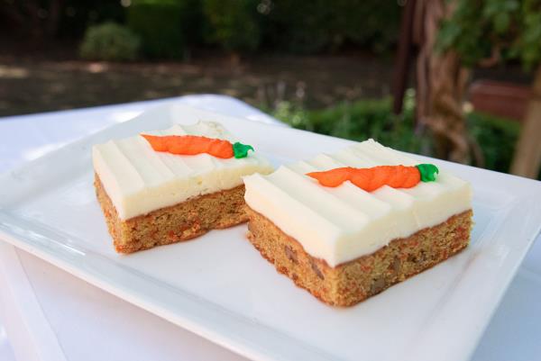 Variante de gâteau aux carottes à faible teneur en glucides deux morceaux servis à la tentation pure ici faible en calories