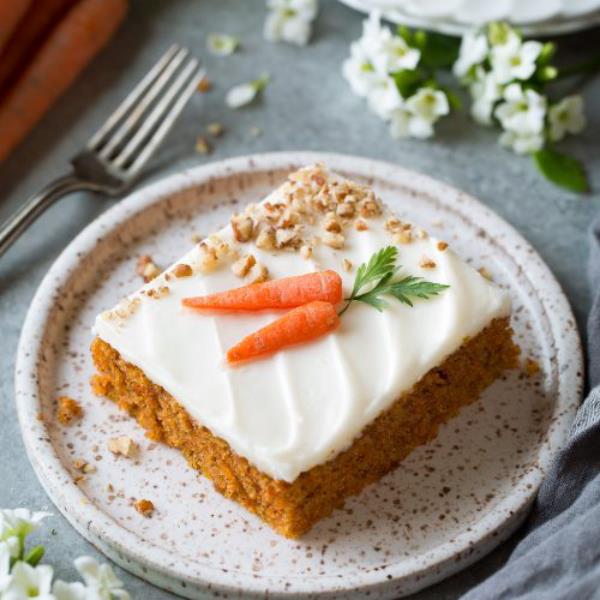 Gâteau aux carottes servi une pièce sur l'assiette