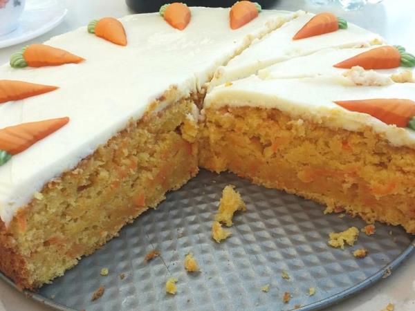 Gâteau aux carottes dessert traditionnel de Pâques avec un fromage à la crème garni d'une pincée de cannelle