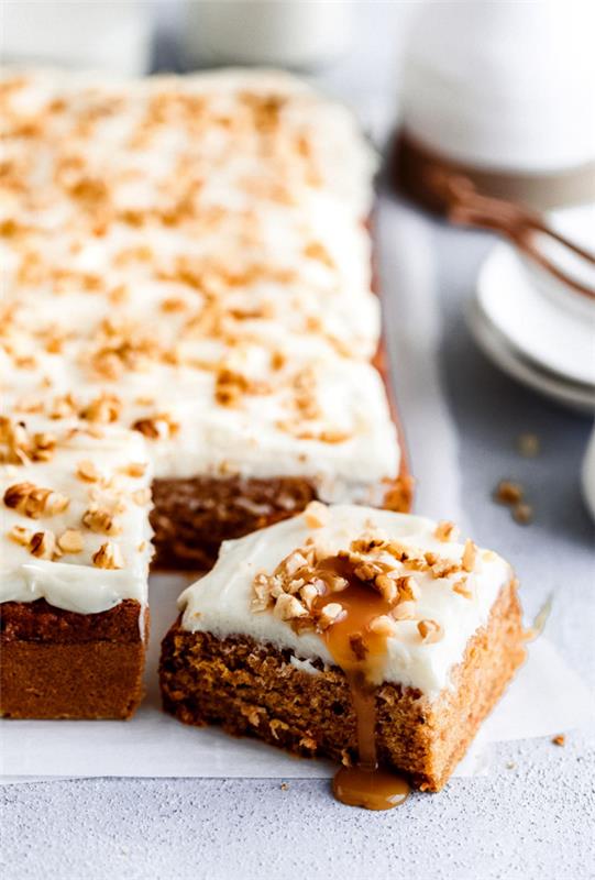 Gâteau aux carottes du plateau avec glaçage au chocolat, savoureux mais riche en calories