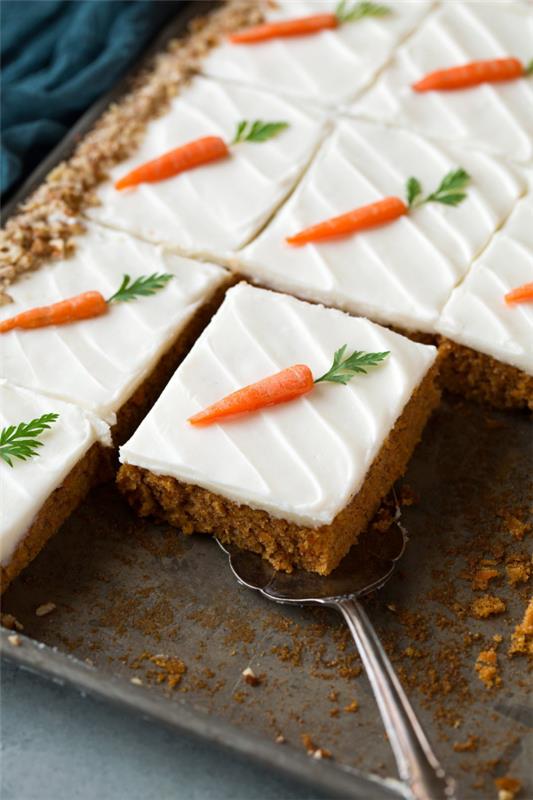 Gâteau aux carottes du plateau garni de petites carottes