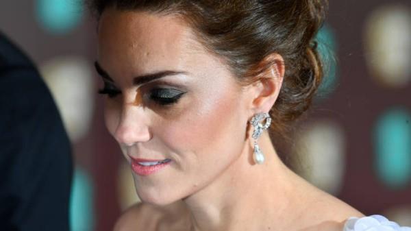 Kate Middleton a épinglé des boucles d'oreilles en perles de cheveux bruns