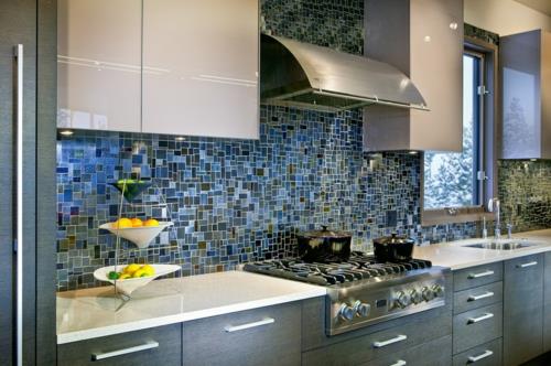 Blat kuchenny i mozaika na tylnej ścianie w kuchni