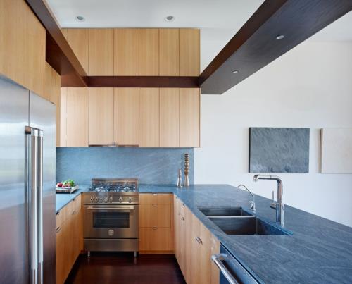 Blat kuchenny i tylna ściana kuchni drewniane szuflady szafek kuchennych