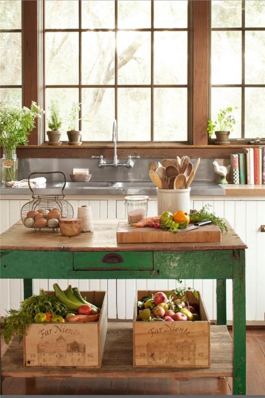 Ancienne table en bois d'îlot de cuisine dans un espace de rangement supérieur en bois vert pour les boîtes de légumes