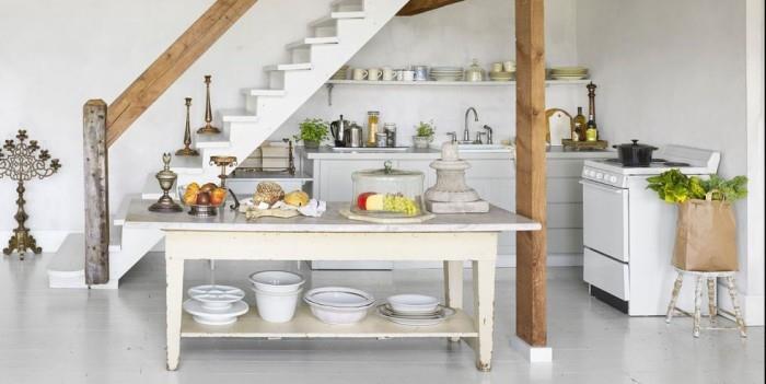 Îlot de cuisine ancienne table en bois en marbre blanc petite kitchenette sous l'escalier