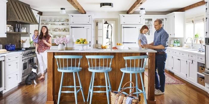 Îlot de cuisine devant lui trois chaises en bleu ciel grands points culminants