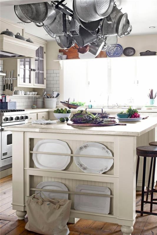 Îlot de cuisine dans des casseroles et des pots de cuisine de style campagnard suspendus au plafond