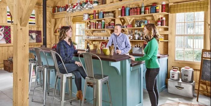 Îlot de cuisine beaucoup de bois, éléments ethniques, couleurs chaudes créent une atmosphère chaleureuse