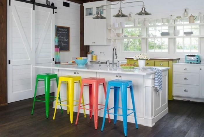 Îlot de cuisine blanc chaises colorées de cuisine met en évidence