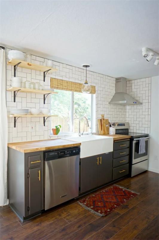 Aneks kuchenny prosty design płytki ścienne w stylu retro lewa ściana z cegły prawa zlewozmywak zmywarka