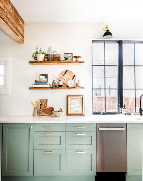 Aneks kuchenny prosty projekt kuchni jasna przestrzeń szafki dolne w pastelowej zieleni