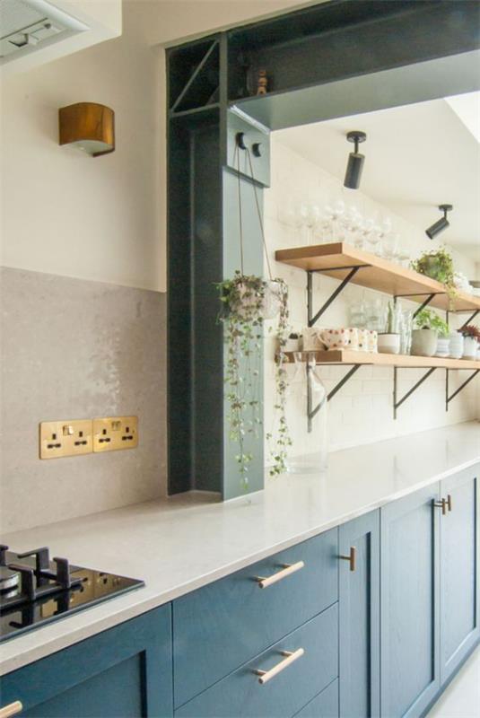 Aneks kuchenny nowoczesny design pomiędzy dwoma pokojami delikatne pastelowe kolory zielone rośliny na półce
